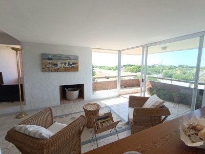 Venta apartamento 3 dormitorios + servicio. Playa brava, Punta del Este