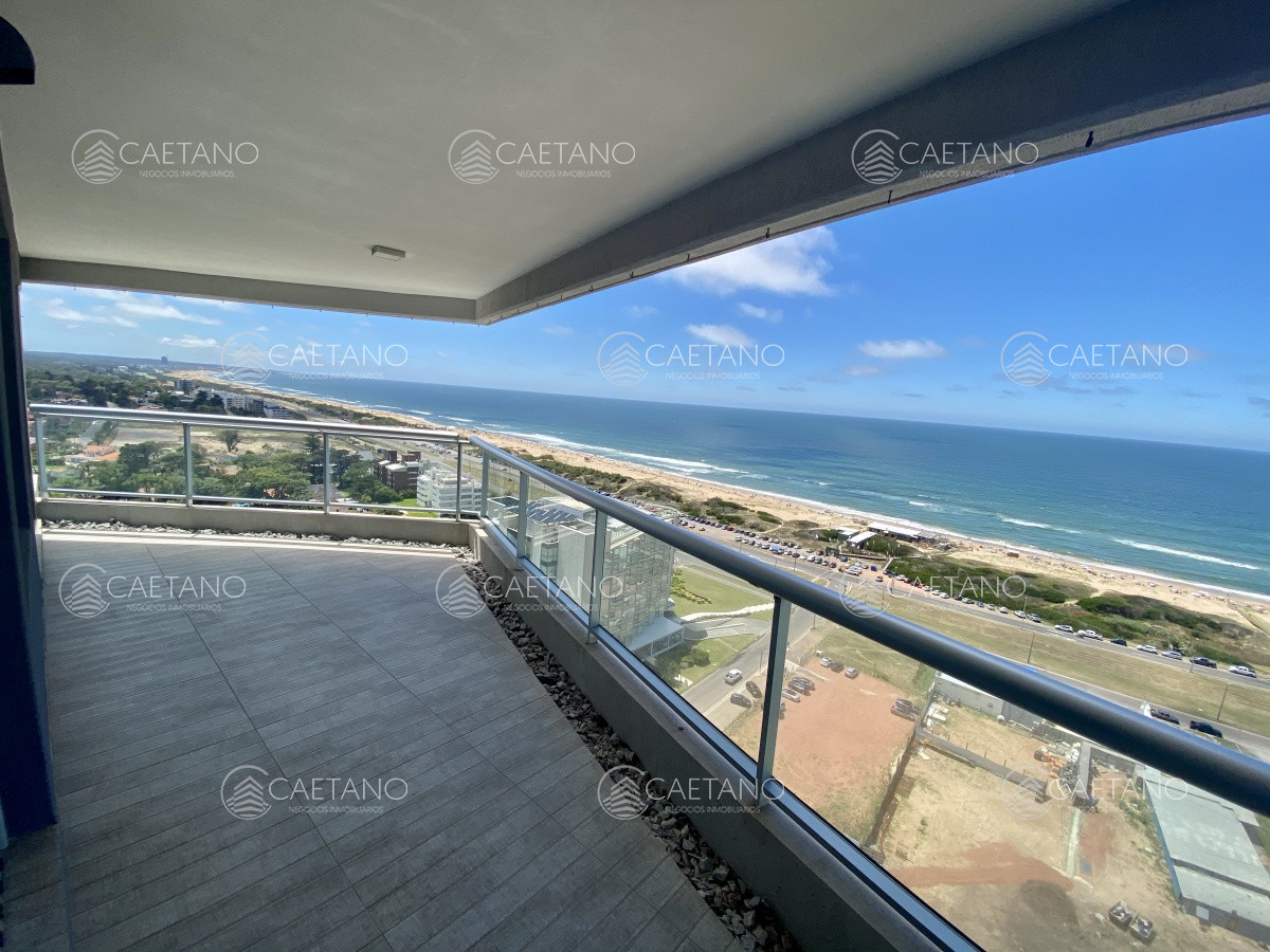 Apartamento 3 dormitorios más dependencia playa brava Punta del Este