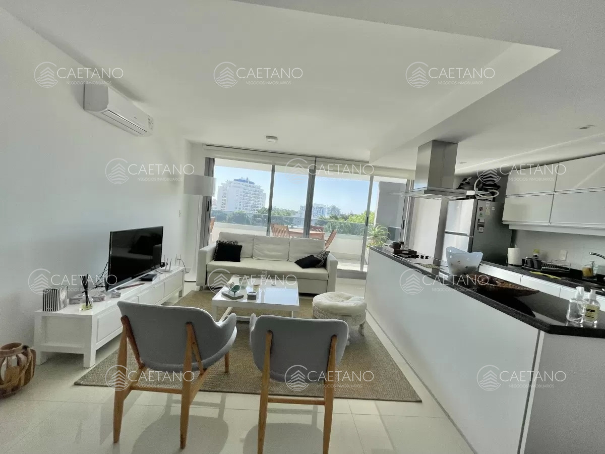 Venta apartamento 2 dormitorios y servicio playa brava Punta del Este 