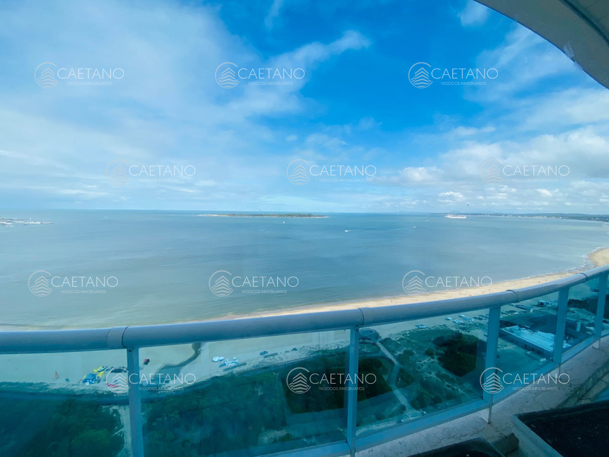 Venta apartamento 4 dormitorios. Playa mansa, Punta del Este.  - DMC16995A