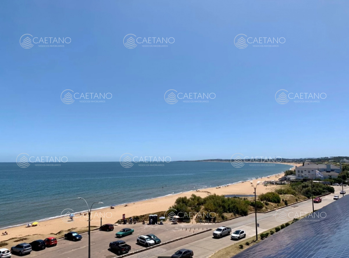 Departamento Frente al Mar, Playa Mansa en Venta Dos Dormitorios y Parrillero