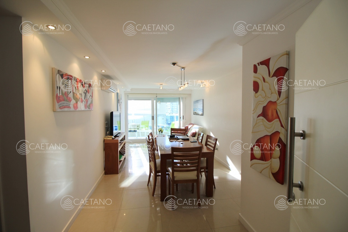 Apartamento con servicios en venta y alquiler en Punta del Este, zona Conrad.