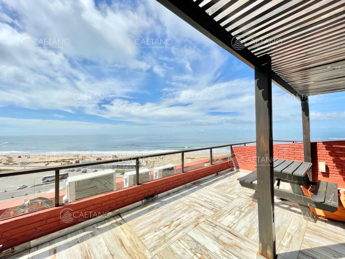 PENTHOUSE 2 DORMITORIOS + TERRAZA EXCLUSIVAS VISTAS A PLAYA BRAVA PUNTA DEL ESTE VENTA - DMC10834A