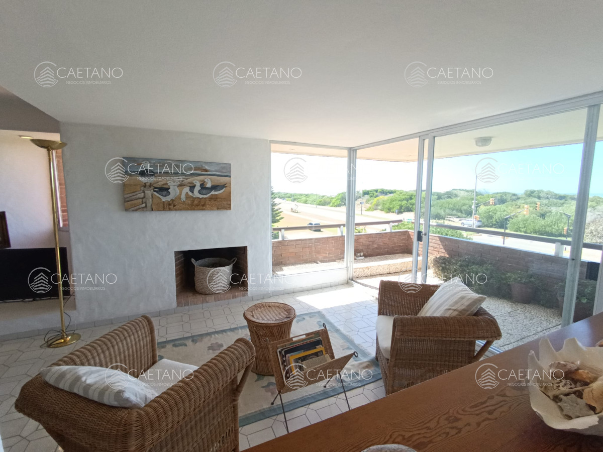 Venta apartamento 3 dormitorios + servicio. Playa brava, Punta del Este