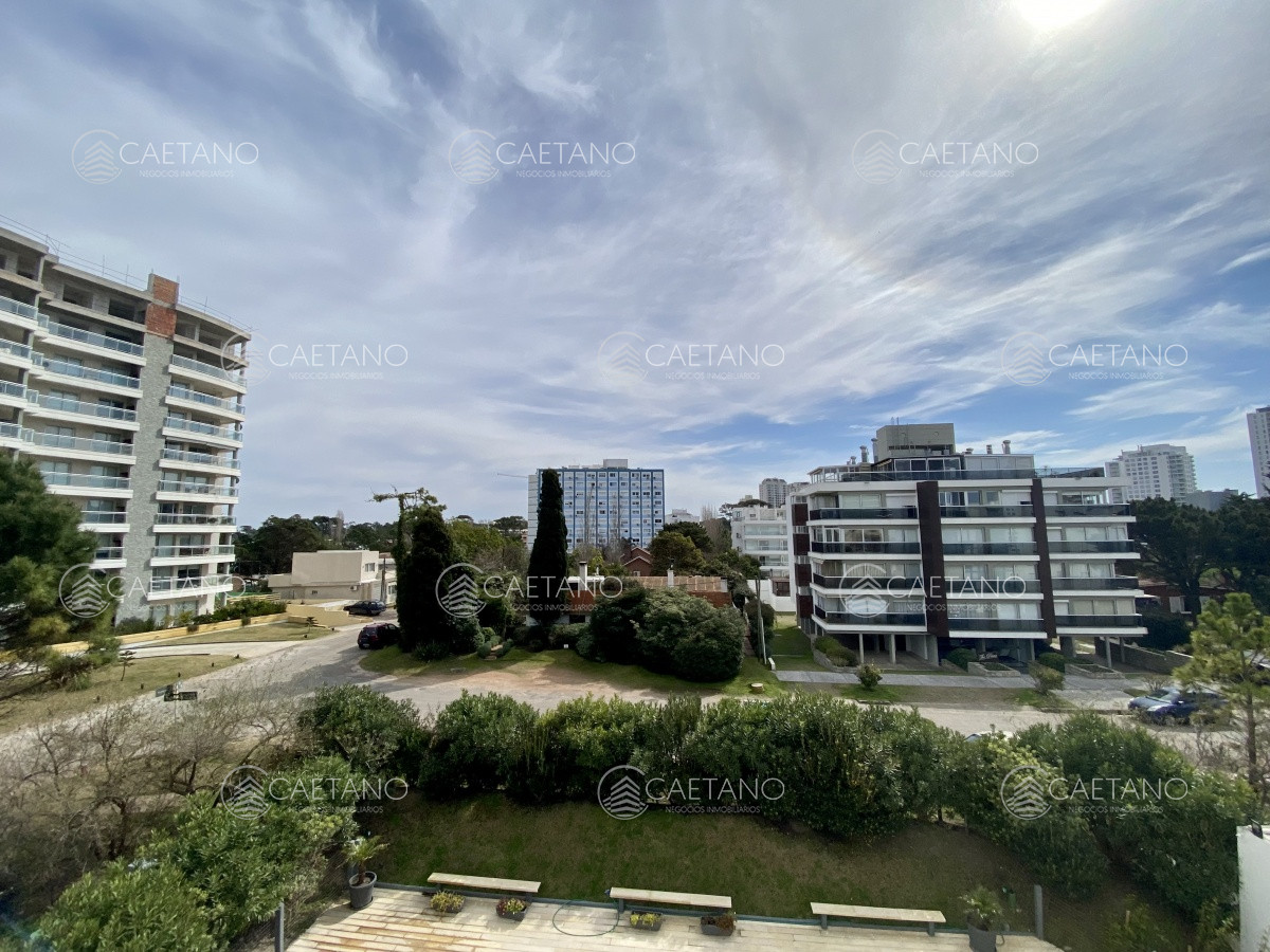 Edificio de categoría en Punta del Este ubicado en la zona de Aidy Grill 