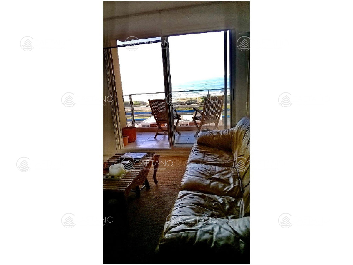 Vendo apartamento de 2 dormitorios enedificio con servicios con vista al mar, Punta del Este.