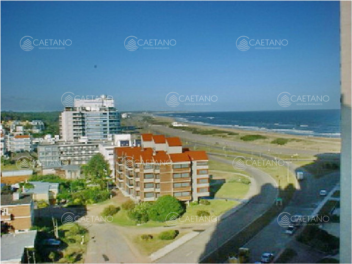 Alquilo excelente apartamento en Brava a 100 metros de la playa, Punta del Este.