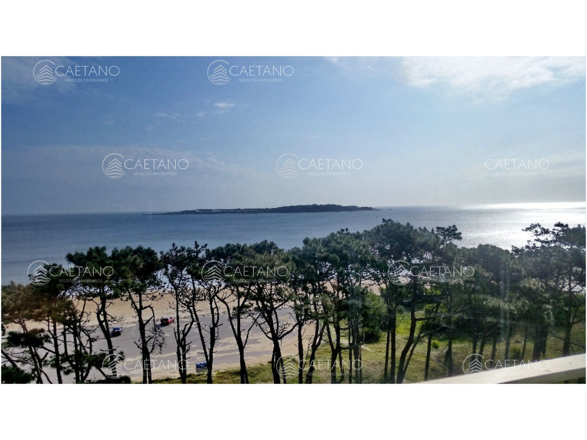 Apartamento en venta, primera playa mansa.