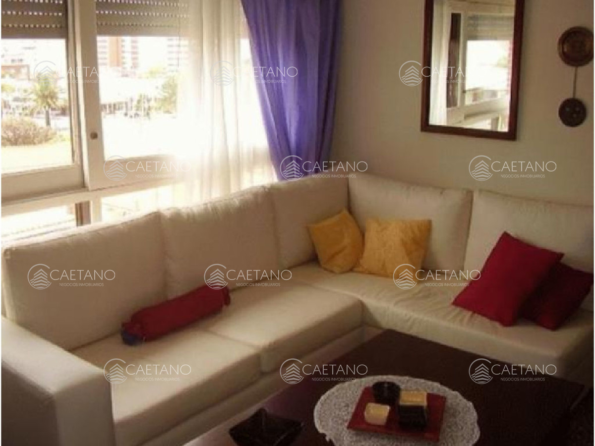 Apartamento en venta y alquiler, sobre playa mansa. 