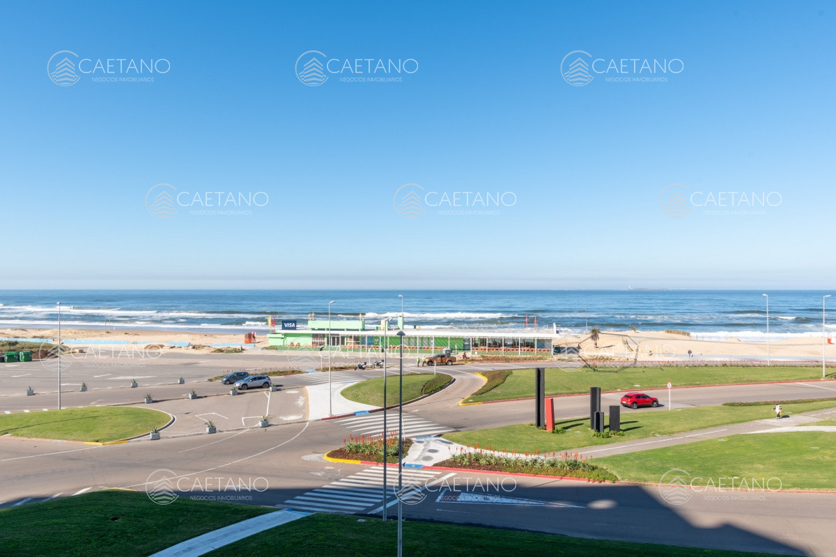 Venta apartamento Imperiale II tres dormitorios y servicio playa brava Punta del Este