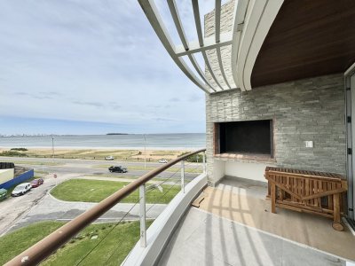 Venta apartamento  2 Dormitorios + Servicio. Playa Mansa, Punta del Este 