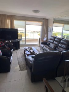 Alquiler hermoso apartamento en privilegiado edificio primera linea
