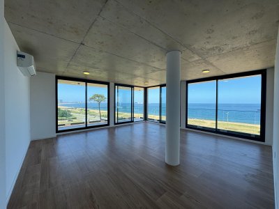 Apartamento en venta 3 dormitorios primera linea Playa Mansa, Punta del Este.
