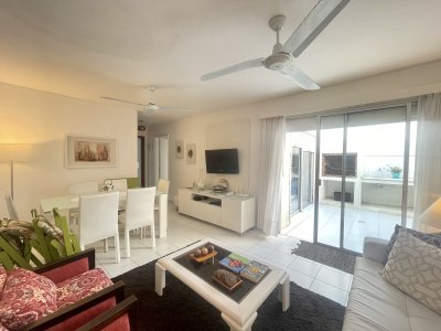 Venta apartamento 1 dormitorio con parrillero y cochera. Península, Punta del Este 