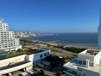 Venta apartamento Punta del Este en Playa Mansa con vista al mar. 2 dormitorios