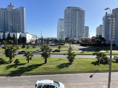 Apartamento en Alquiler a una cuadra del mar (Playa Mansa)  en torre nueva, con todos y excelentes servicios .