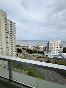 Venta de apartamento tres dormitorios. Playa Mansa, Punta Del Este.
