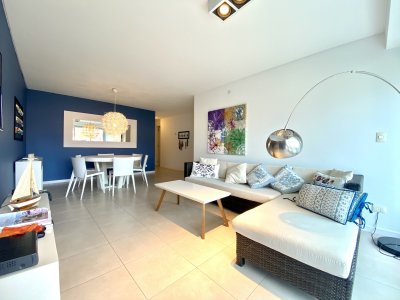 Hermoso apartamento de 3 dormitorios en torre de nivel!