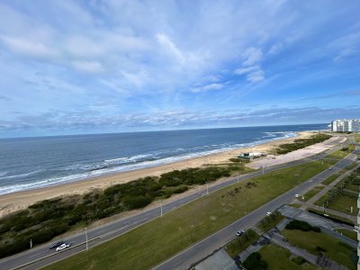 Venta apartamento Punta del Este con espectacular vista al mar. 4 dormitorios