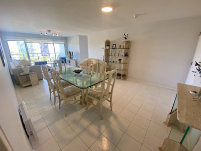 Venta apartamento 3 dormitorios más dependencia, playa mansa. Punta del Este 