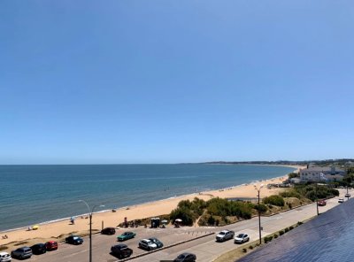 Venta apartamento Frente al Mar, Playa Mansa en Venta Dos Dormitorios y Parrillero