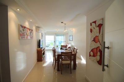 Apartamento con servicios en venta y alquiler en Punta del Este, zona Conrad.