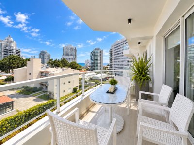 VENTA APARTAMENTO 2 DORMITORIOS AIDY GRILL PUNTA DEL ESTE 