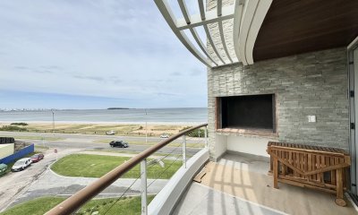Venta apartamento  2 Dormitorios + Servicio. Playa Mansa, Punta del Este
