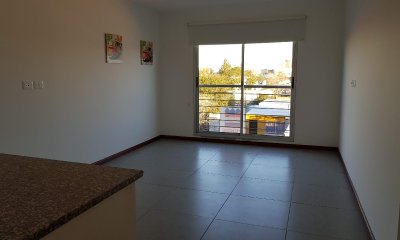 Vendo Apartamento nuevo de 1 dormitorio con cochera en Maldonado.