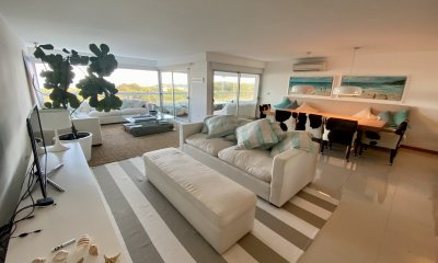 Semipiso en primera fila Playa Brava, Edificio Índigo.