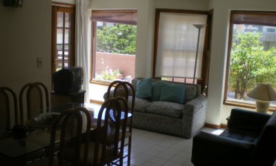 En venta apartamento en Peninsula con Parrillero propio y piscina.