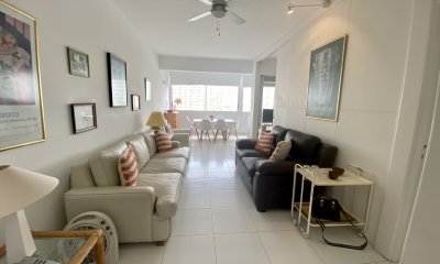 Venta apartamento un dormitorio primera línea playa mansa, Punta del Este