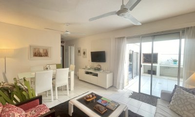 Venta apartamento 1 dormitorio con parrillero y cochera. Península, Punta del Este