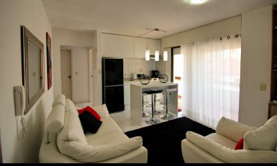 Vendo apartamento 2 dormitorios con gran terraza y parrillero propio en la PenÃ­nsula, edificio con piscina y servicios.