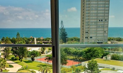Vendo apartamento de 2 dormitorios, 2 baÃ±os y cochera. Playa Mansa, Punta del Este.