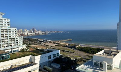 Venta apartamento Punta del Este en Playa Mansa con vista al mar. 2 dormitorios