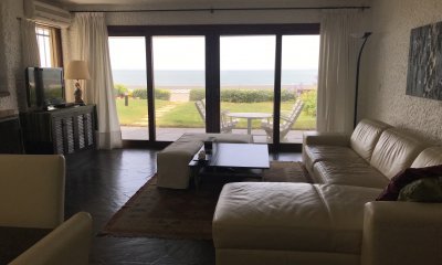 Excelente apartamento reciclado en venta de 3 dormitorios, frente al mar en Punta del Este.