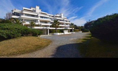 Venta - Alquiler Departamento - 3 Dormitorios 3 baños + Servicio - Playa Brava