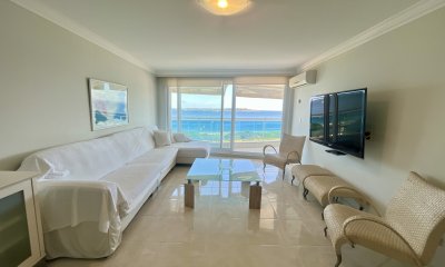 Venta apartamento 2 dormitorios. Playa mansa, Punta del Este.