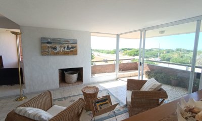 Venta apartamento 3 dormitorios + servicio. Playa brava, Punta del Este