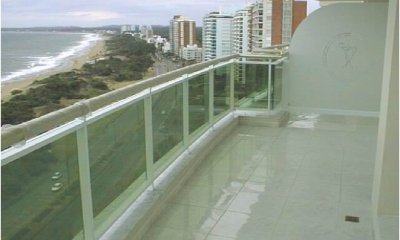 En alquiler y venta primera linea playa mansa!!!