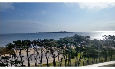 Apartamento en venta, primera playa mansa.