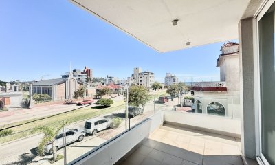 Venta Departamento  con Vista Al Mar - 1 dormitorio + terraza y cochera - Piriapolis