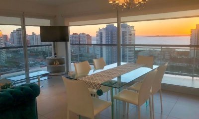 Hermoso apartamento con vista en piso alto!