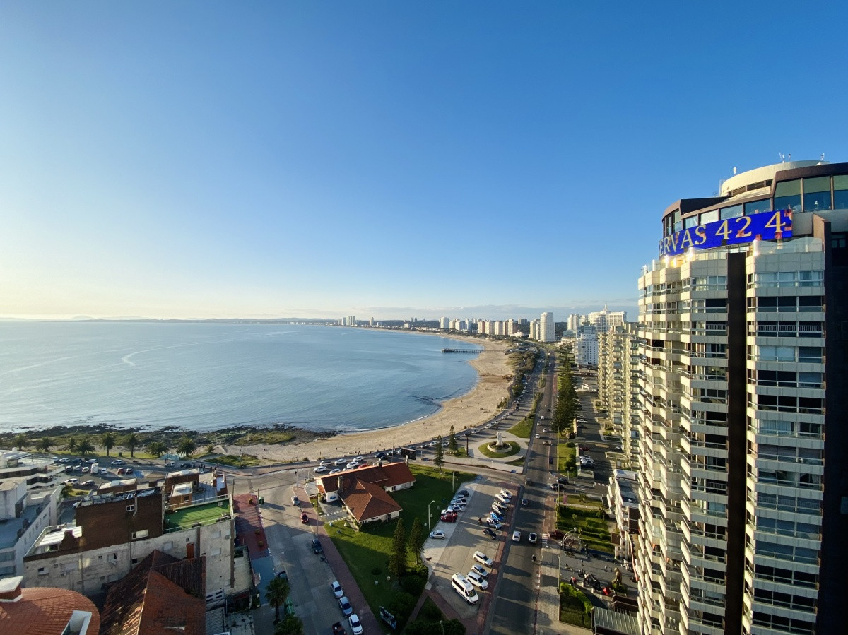Venta apartamento 3 dormitorios, piso alto, Torre tradicional en Punta del Este 