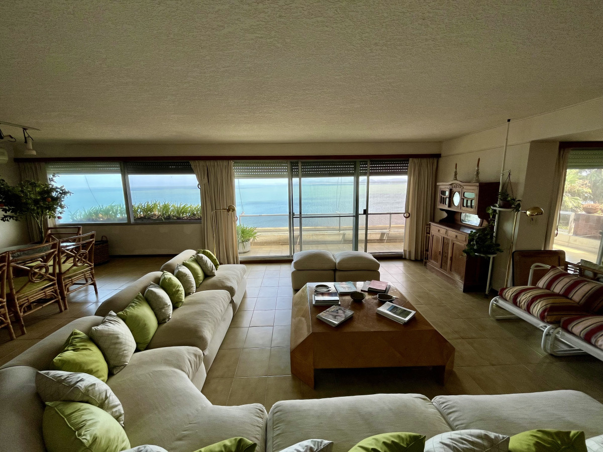 Venta Apartamento en venta 3 dormitorios y dependencia en Punta Ballena