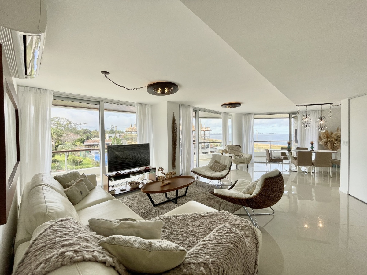 venta apartamento 2 dormitorios  2 baños  Parrillero. Playa mansa, Punta del Este 