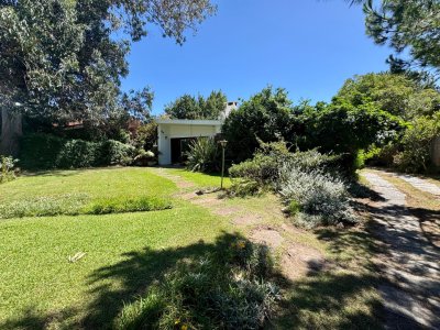 Amplia casa sobre parada 36 de Camino a la Laguna en venta