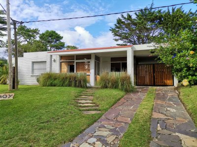Casa en venta , 2 dormitorios + dependencia, excelente ubicación 