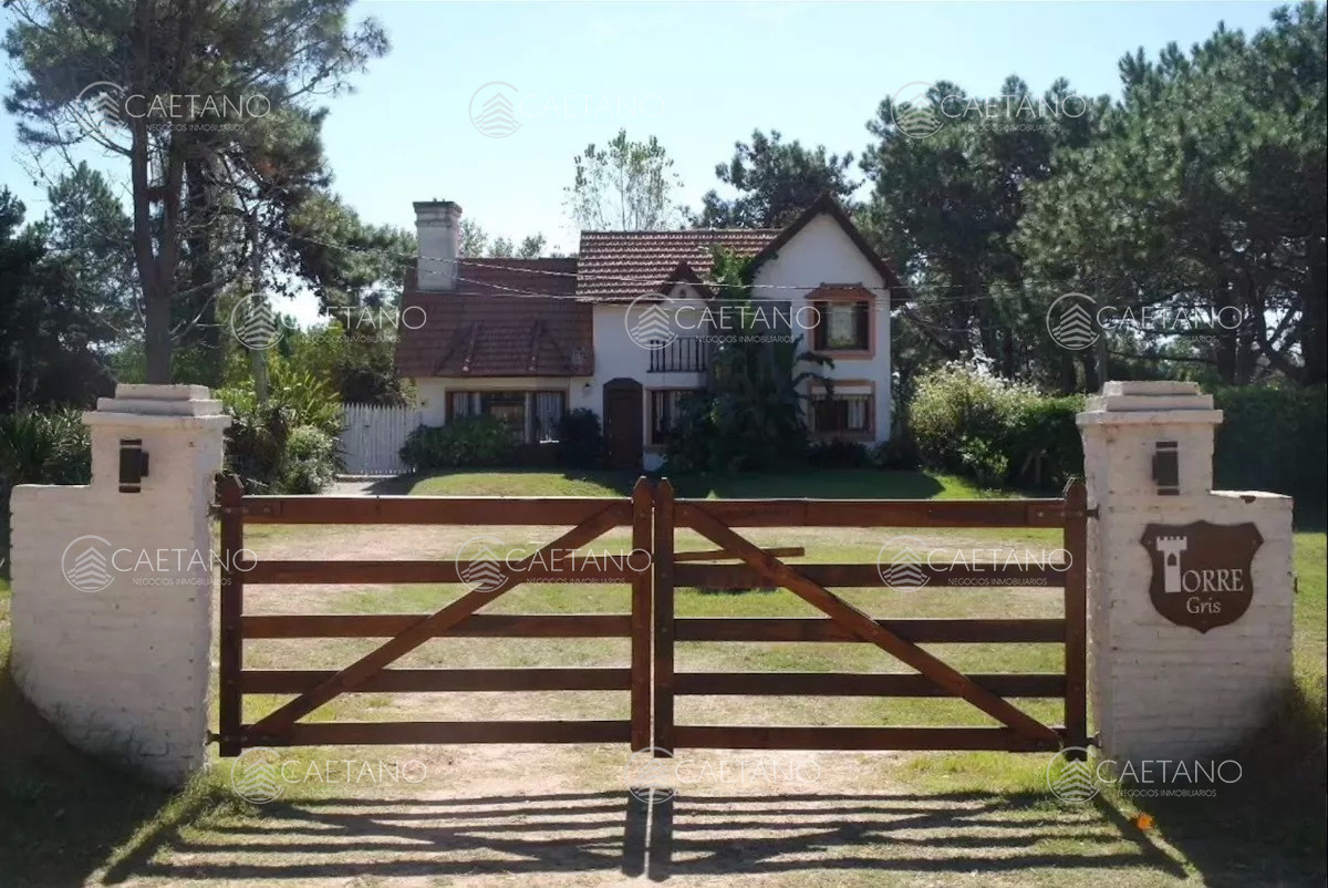 Casa de 4 dormitorios con piscina en alquiler en Brava, Punta del Este.